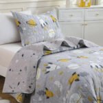 Kit Cobre Leito Colcha Solteiro Infantil 2 Peças Boutis Dupla Face Porta Travesseiro Aba Americana Espaço Cinza