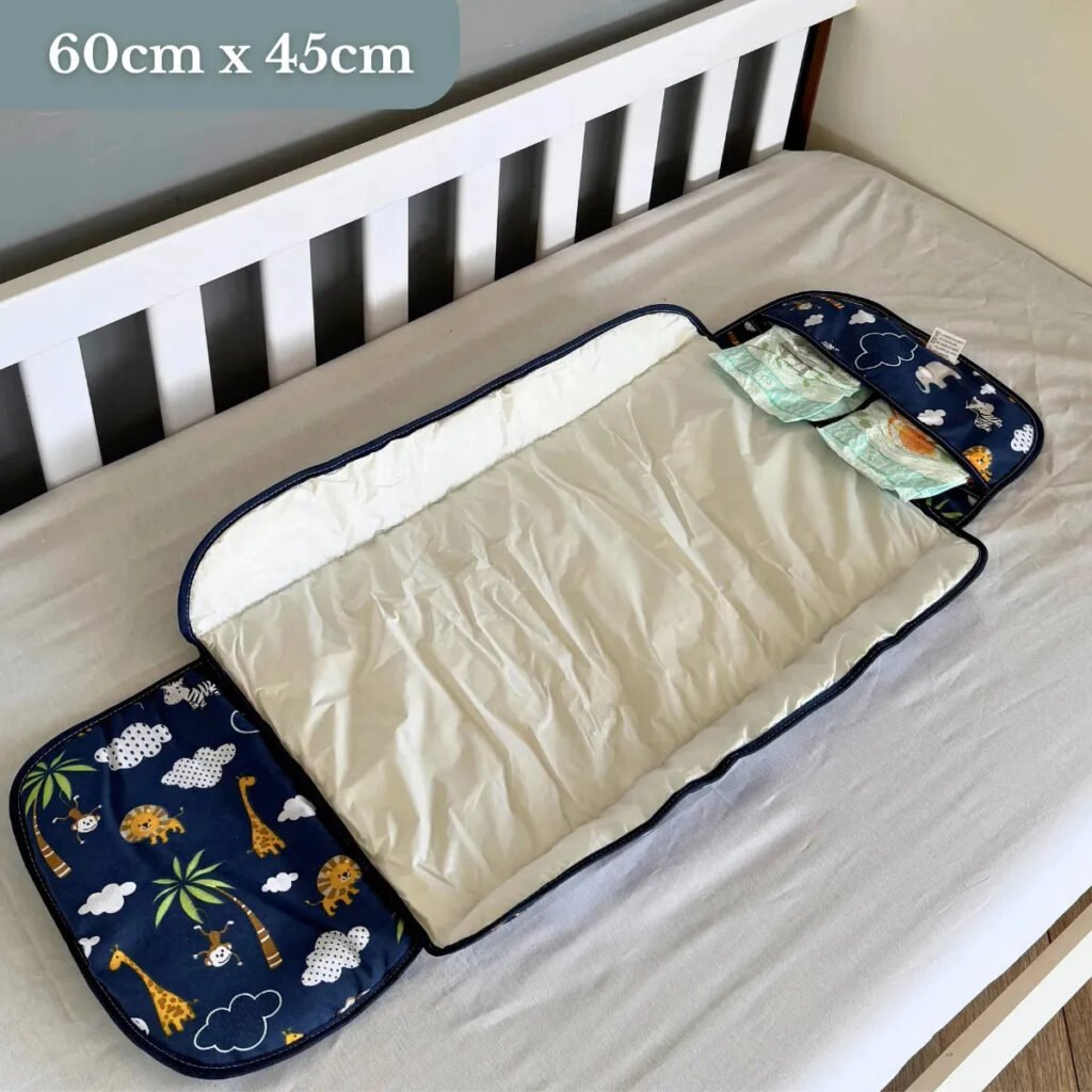 Trocador De Fralda Impermeável Dobrável Retrátil Com Bolso Lindas Estampas Safari Marinho