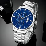 Relógio Masculino Aço Inox Quartz Minimalista Prova D’água Correia Prata Bisel Prata Fundo Azul