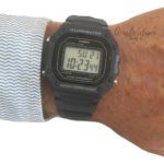 Relógio digital Casio W-218h Wr50 Ag 2 anos, malha azul, moldura azul, fundo cinza