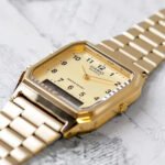 Relógio de pulso Casio AQ-230 com corria de aço inoxidável cor dourado – fondo branco/dourado