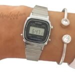 Relógio Casio Dama modelo LA-670wa Vintage.. amsterdamarg.. Fundo azul de malha prateada