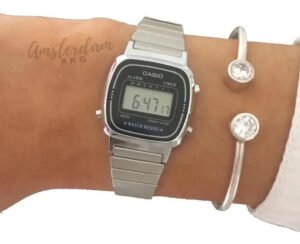 Relógio Casio Dama modelo LA-670wa Vintage.. amsterdamarg.. Fundo azul de malha prateada